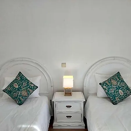 Lovely 2-bedroom In Free Parking Szálloda